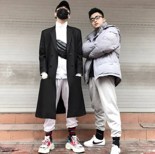 Em trai Son Tung M-TP ben len xin om cac ban trong le be giang hinh anh 3