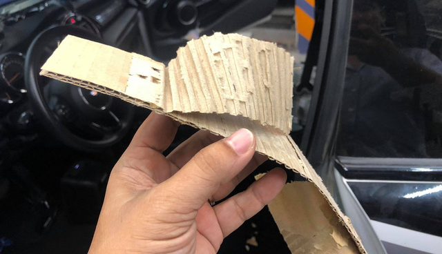 Người dùng chia sẻ ảnh trần xe sang MINI sử dụng bìa carton - Ảnh 3.