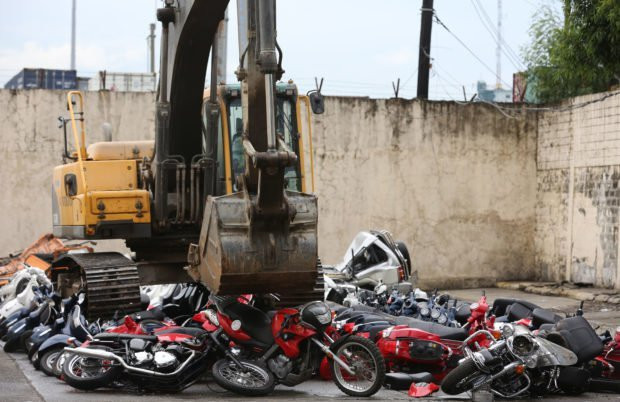 Philippines pha huy hang tram oto xe may nhap lau hinh anh 2