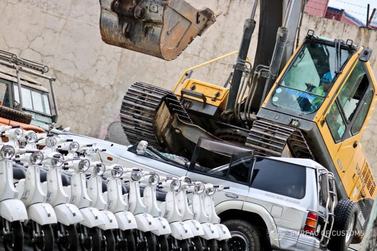 Philippines pha huy hang tram oto xe may nhap lau hinh anh 3