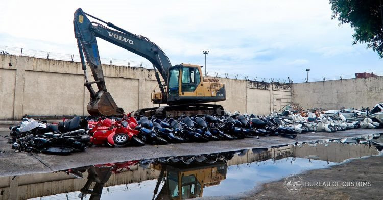 Philippines pha huy hang tram oto xe may nhap lau hinh anh 5