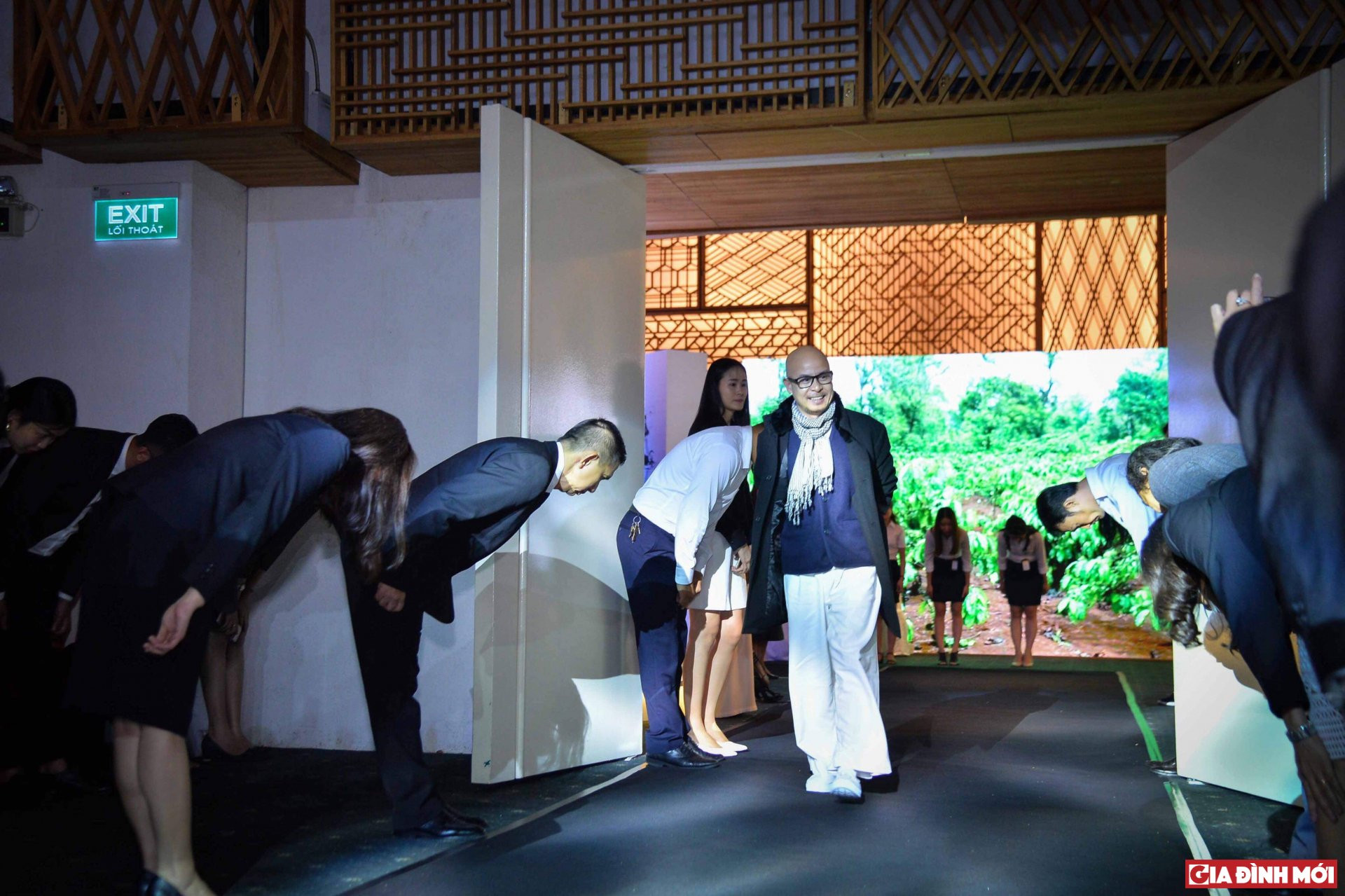 Nhân viên Trung Nguyên cúi rạp người chào đón Chủ tịch Trung Nguyên bước vào sự kiện