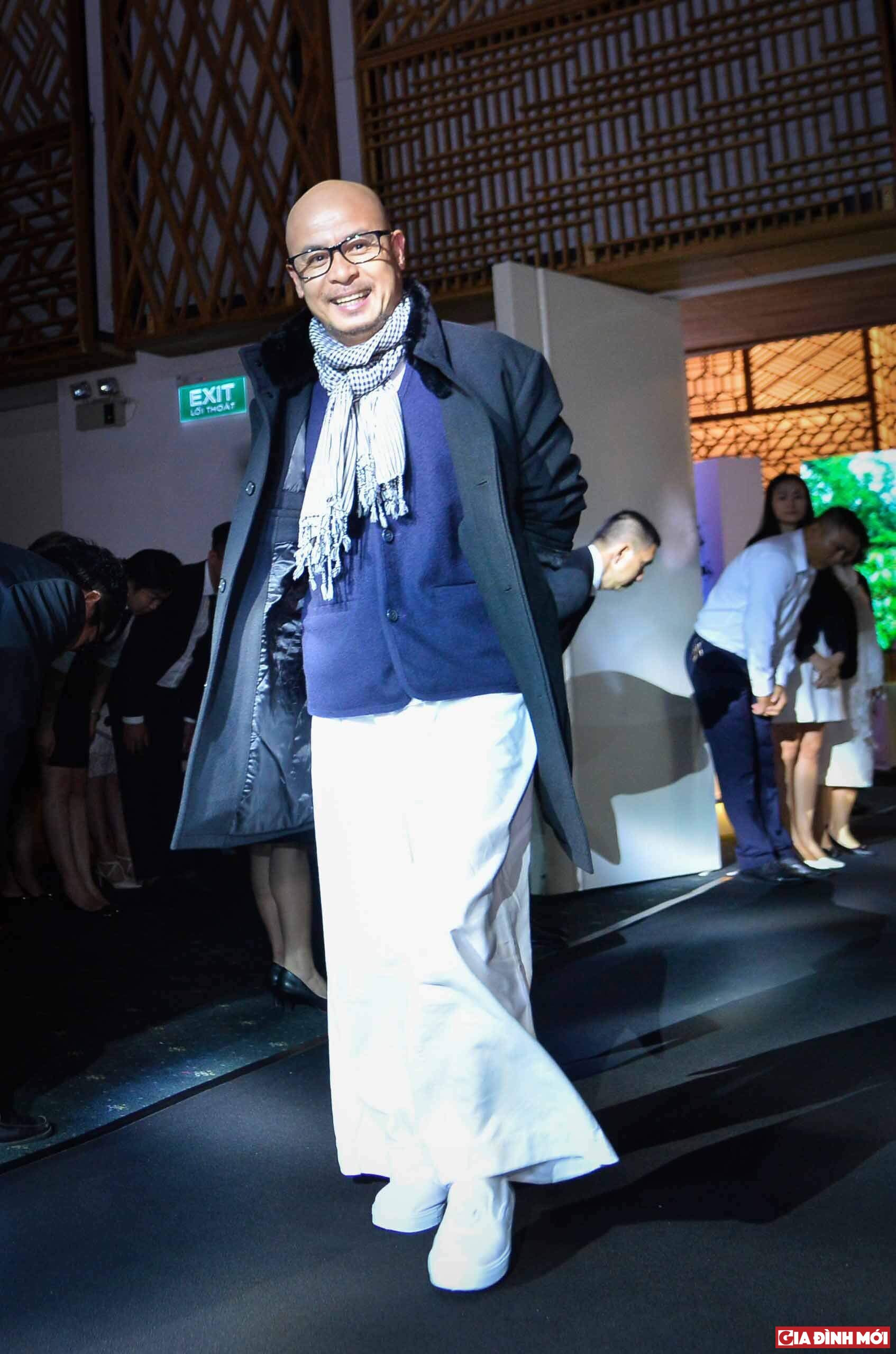 Đặng Lê Nguyên Vũ mặc khá lạ lẫm với áo khoác tối màu, quần trắng rộng