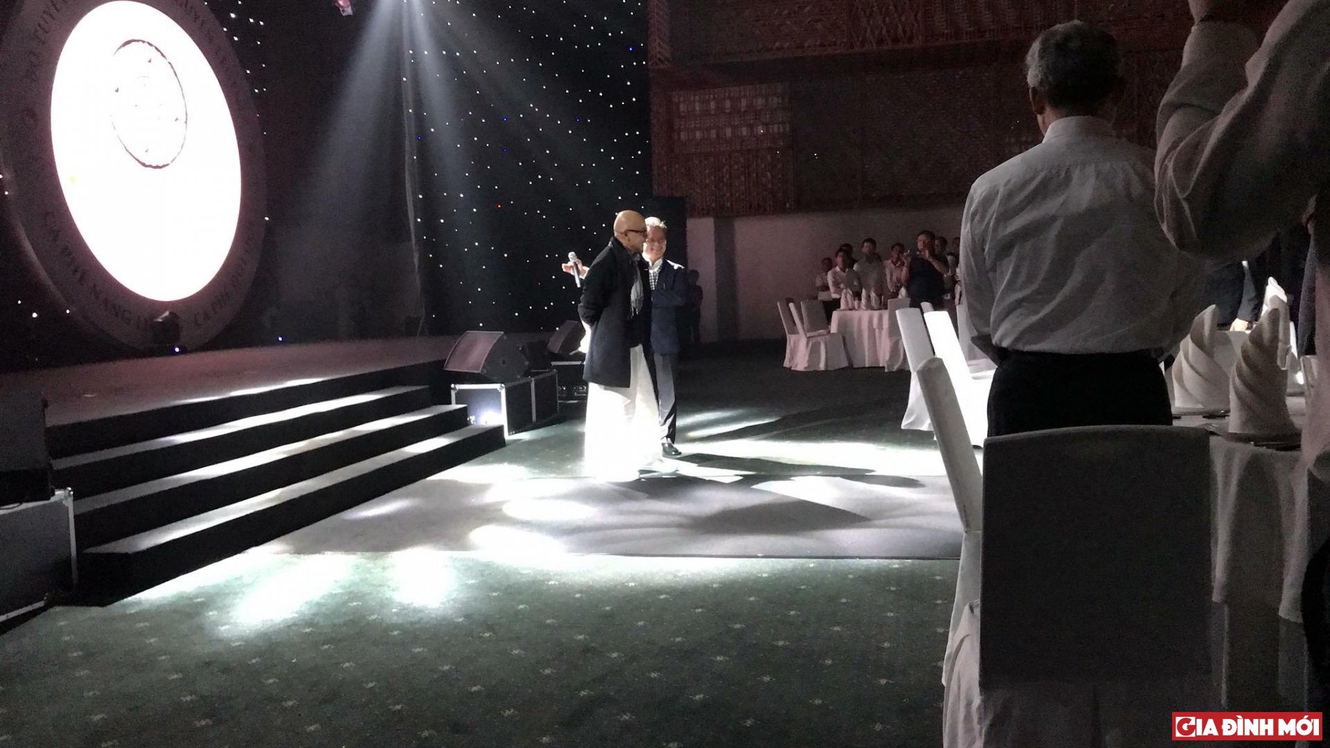 Ông quay lại chào mọi người trước khi bước lên sân khấu phát biểu