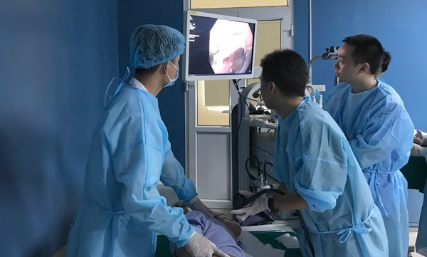 Xem tiến sĩ Nhật trình diễn dò cắt khối ung thư trong dạ dày