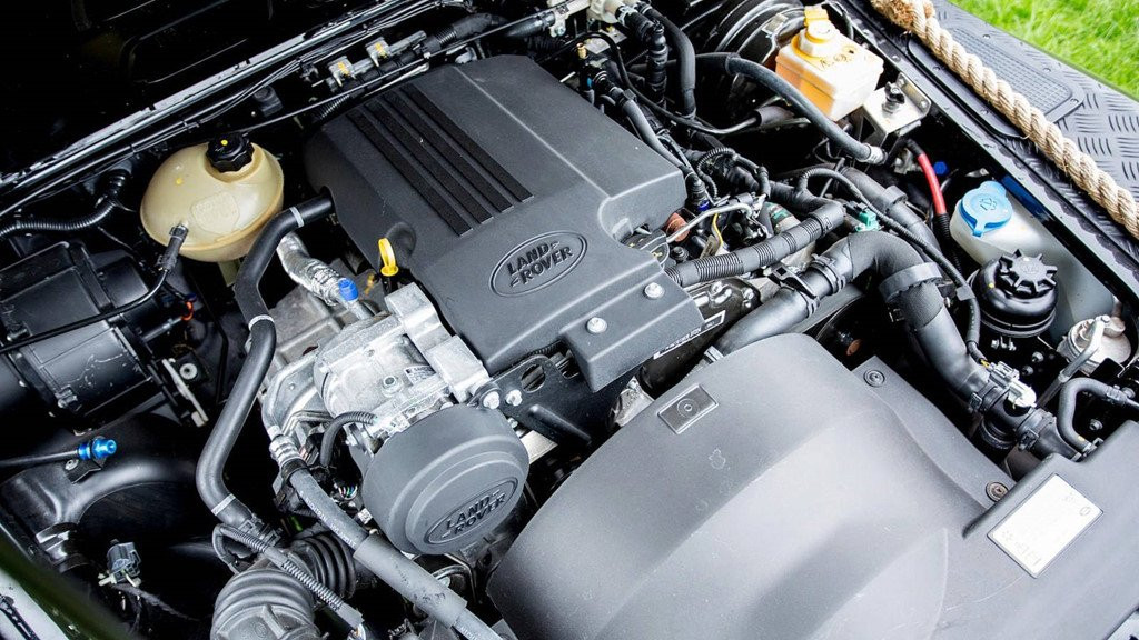 Land Rover Defender trong phim 007 gia dat khong tuong hinh anh 7