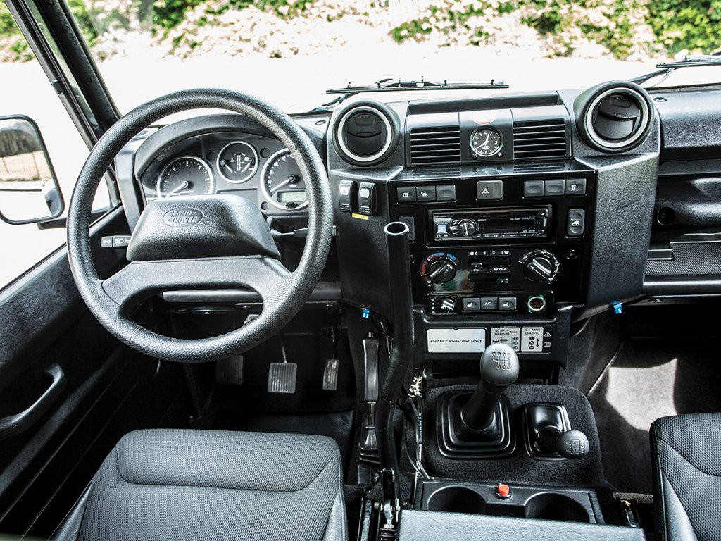 Land Rover Defender trong phim 007 gia dat khong tuong hinh anh 8