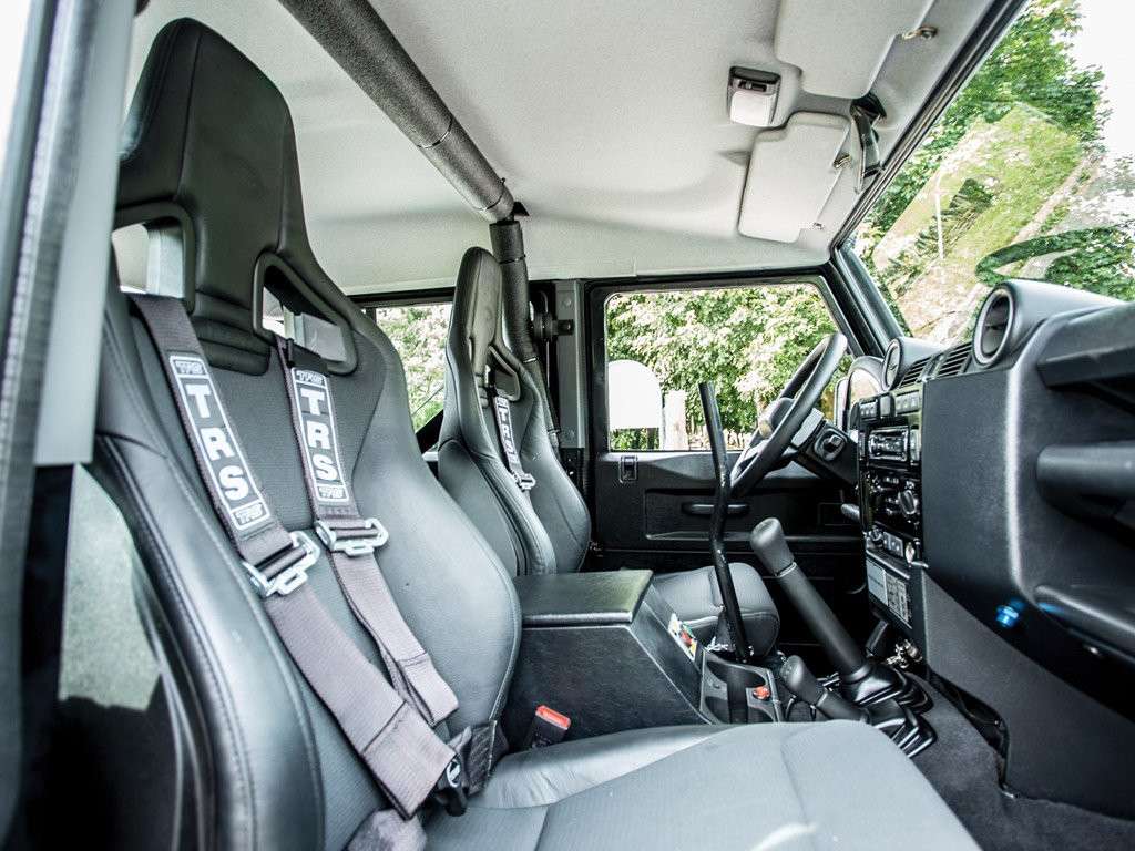 Land Rover Defender trong phim 007 gia dat khong tuong hinh anh 6