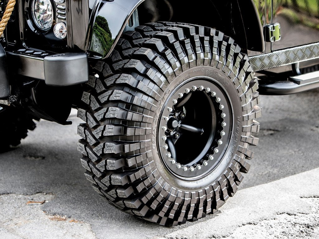 Land Rover Defender trong phim 007 gia dat khong tuong hinh anh 4