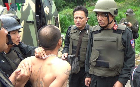 Hang tram canh sat dung xe boc thep vay bat toi pham ma tuy hinh anh 1