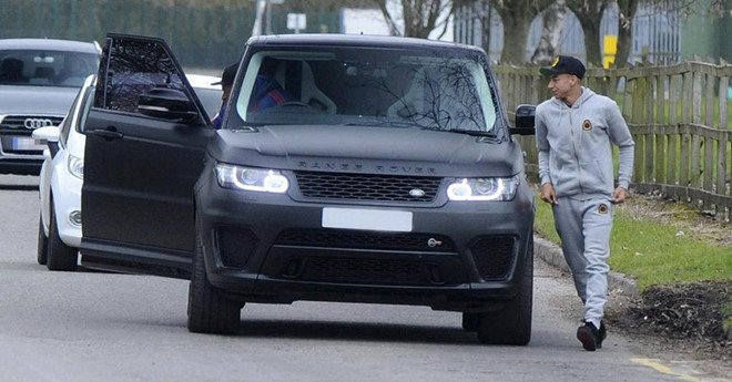 Tien sau tai World Cup, tuyen thu Anh o at dat mua xe sang hinh anh 1