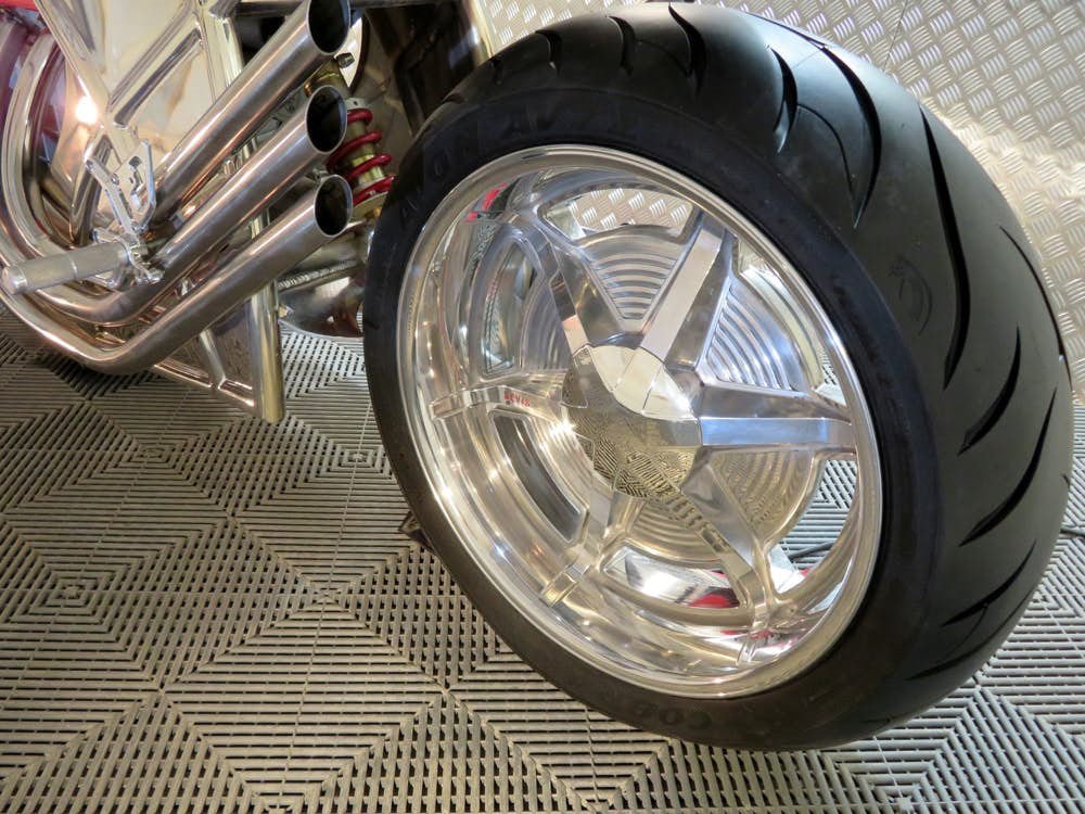 Moto su dung dong co sieu xe gia 135.000 USD hinh anh 4