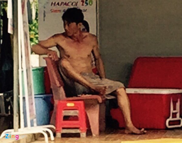 Nguoi dan ong nghi ngao da dap pha, ruot chem hang xom hinh anh 1