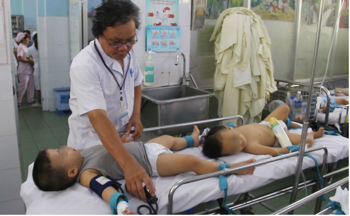 Dịch tay chân miệng tăng đột biến: Căng tin biến thành phòng bệnh