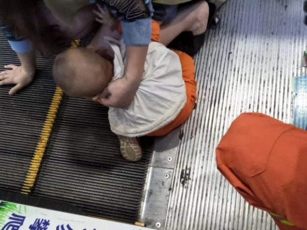 Xót xa bé trai 2 tuổi bị kẹt dương vật ở thang cuốn trong siêu thị 1