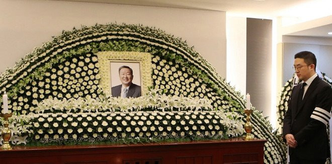 Truyen thong giup LG chua bao gio chung kien canh 'huynh de tuong tan' hinh anh 4