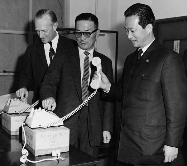 Truyen thong giup LG chua bao gio chung kien canh 'huynh de tuong tan' hinh anh 1