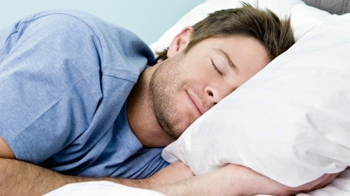 Nam giáo viên 35 tuổi đột tử trên bục giảng vì thói quen xấu khi ngủ triệu người mắc