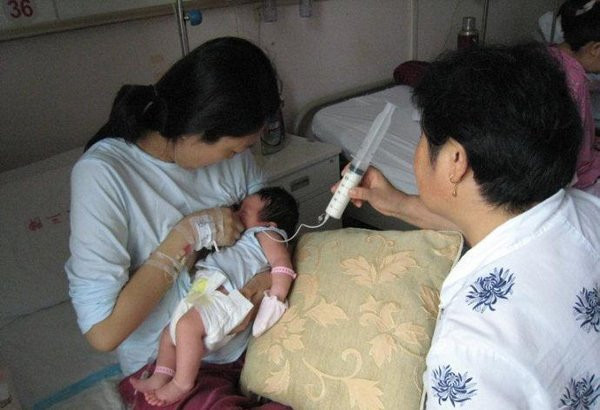 Người mẹ 28 tuổi bị nổ túi ngực 170 triệu khi cho con bú