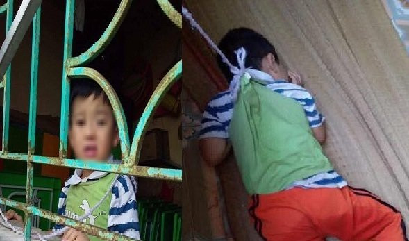 Hình ảnh em bé bị dây buộc vào người, nhốt riêng gây bức xúc dư luận