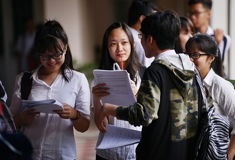 Nên chọn ngành hay chọn trường trước là băn khoăn của không ít bậc phụ huynh và các em học sinh.