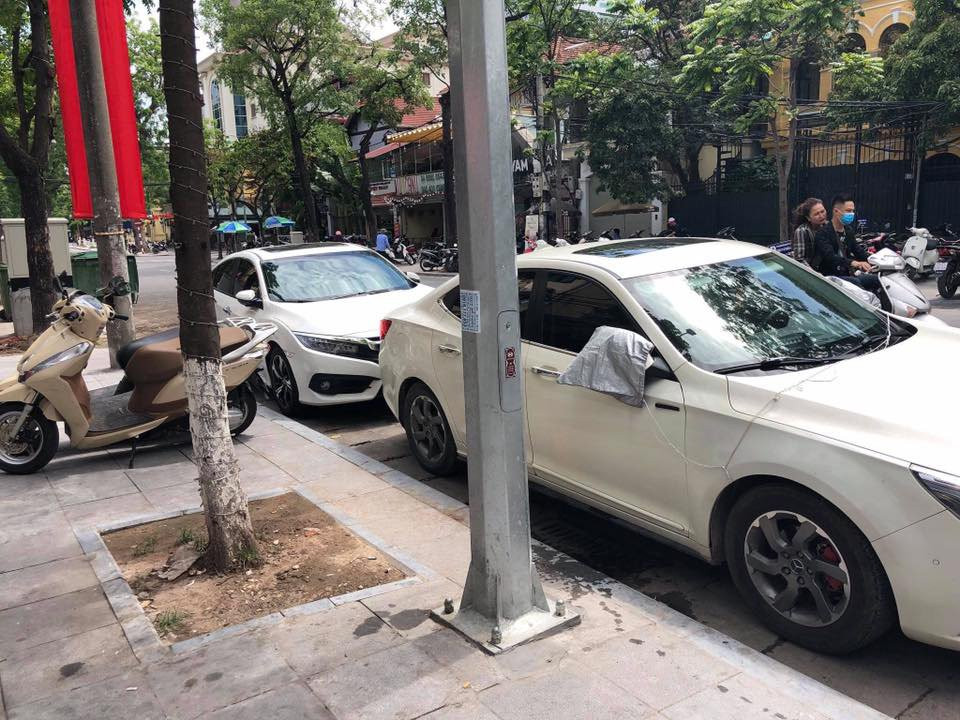 chiec-baic-cc-duoc-uu-ai-boc-guong-vi-logo-mercedes-benz-con-chiec-honda-civic-phia-sau-dat-hon-bi-bo-roi 18