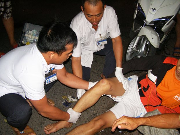  Gặp người bị tai nạn giao thông nên liên hệ ngay với cấp cứu để được trợ giúp. Ảnh minh họa 