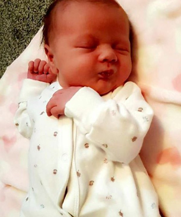 Nhầm tưởng chuyển dạ là táo bón, người phụ nữ sinh con trong nhà tắm