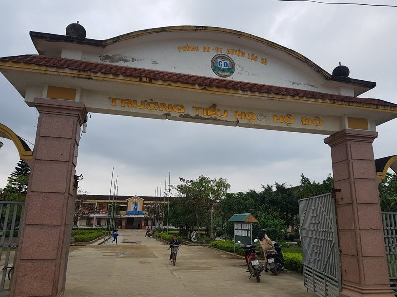 Vừa học vừa lo gạch rơi trúng đầu, thầy trò trường chuẩn kêu cứu