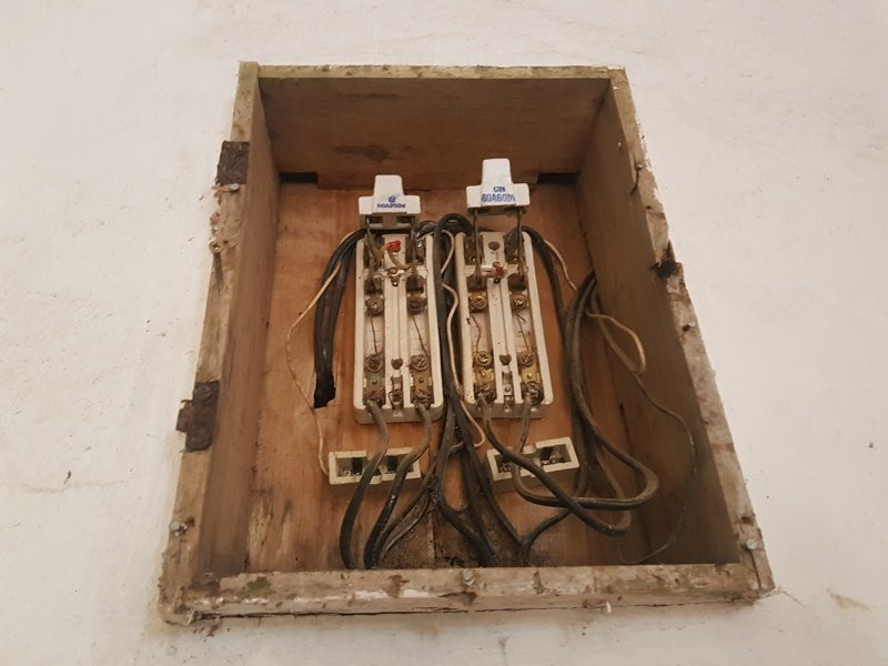 Vừa học vừa lo gạch rơi trúng đầu, thầy trò trường chuẩn kêu cứu