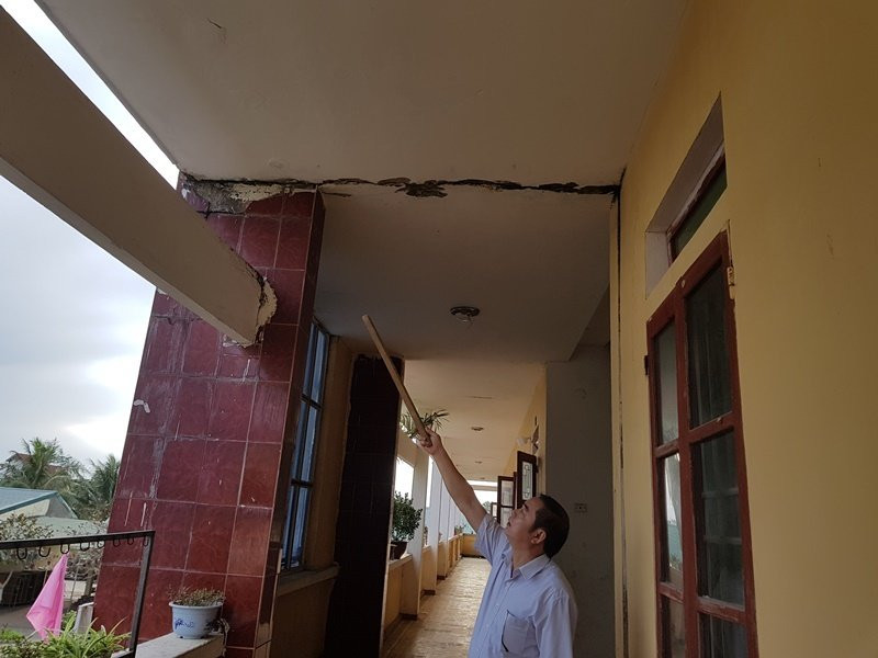 Vừa học vừa lo gạch rơi trúng đầu, thầy trò trường chuẩn kêu cứu