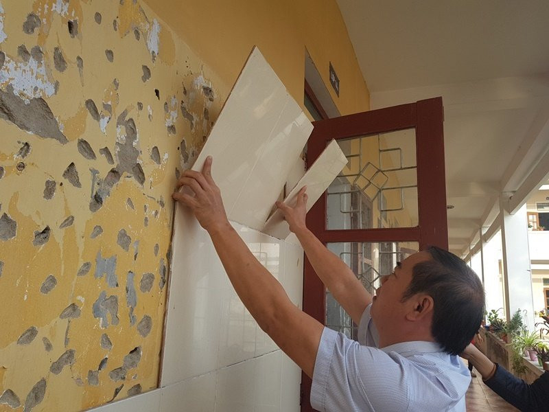 Vừa học vừa lo gạch rơi trúng đầu, thầy trò trường chuẩn kêu cứu