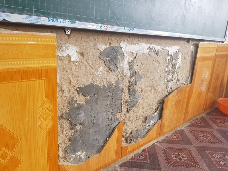 Vừa học vừa lo gạch rơi trúng đầu, thầy trò trường chuẩn kêu cứu