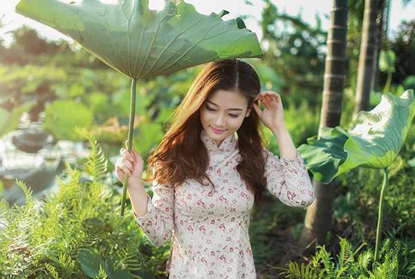 nu-sinh-truong-hang-hai-e-ap-ben-dam-sen-dat-cang (1)