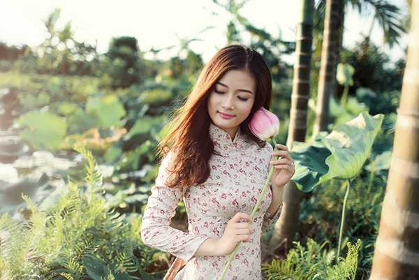 nu-sinh-truong-hang-hai-e-ap-ben-dam-sen-dat-cang (2)