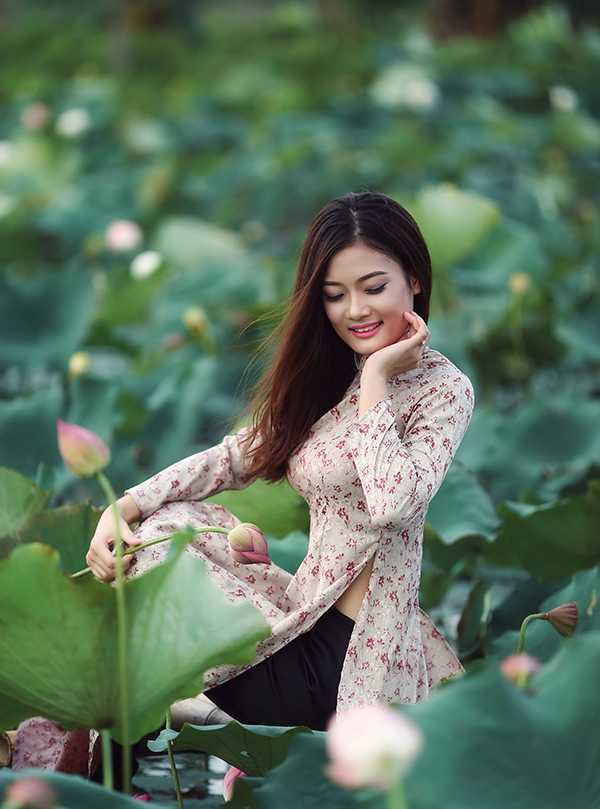 nu-sinh-truong-hang-hai-e-ap-ben-dam-sen-dat-cang (4)