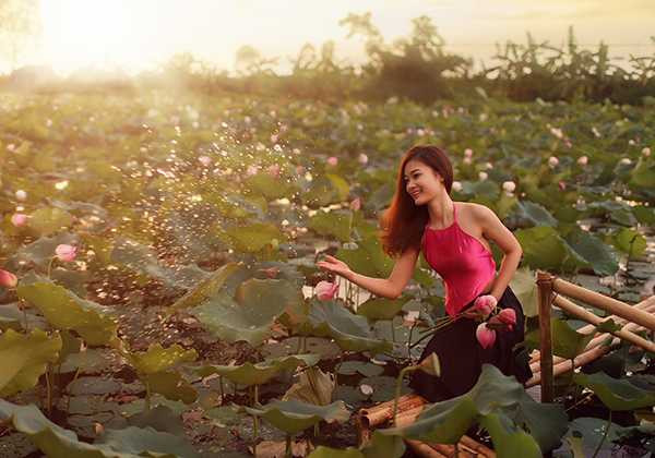 nu-sinh-truong-hang-hai-e-ap-ben-dam-sen-dat-cang (6)