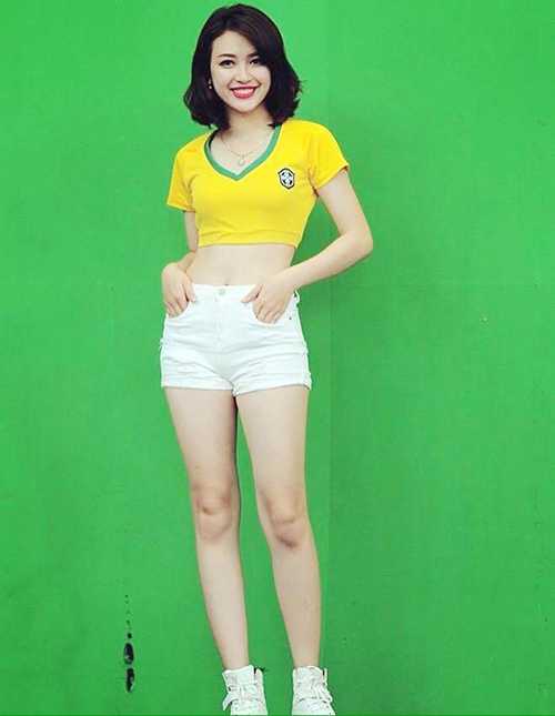 fan-nu-thuy-dien-gay-sot-trong-buoi-truyen-hinh-khai-mac-euro-2016