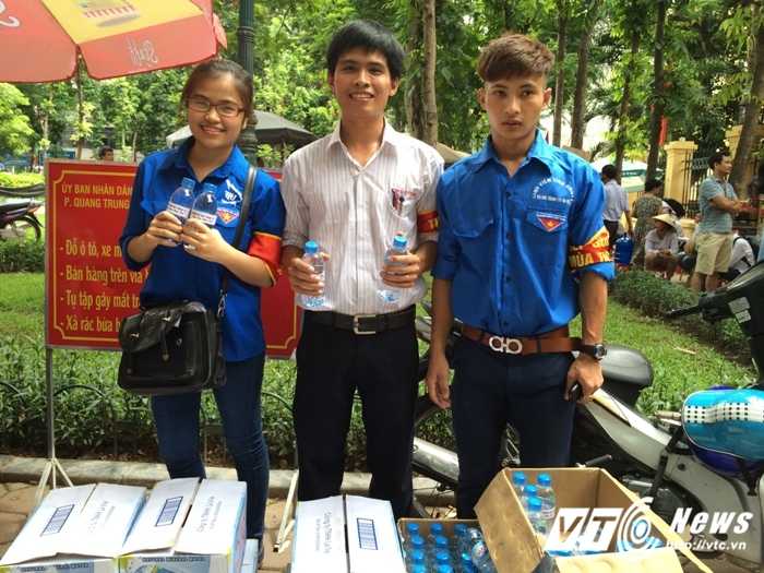 Anh Tinh cung 2 sinh vien hoat dong tu 9h-12h -8 (1)
