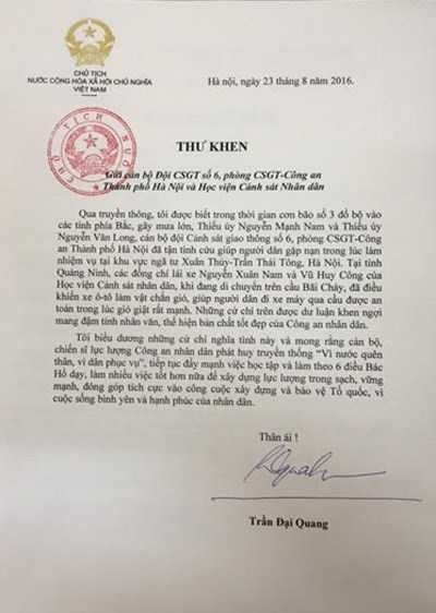 Chu tich nuoc viet thu khen canh sat giup dan trong mua bao hinh anh 2