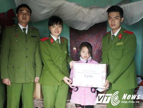 nu-sinh-canh-sat-xinh-xan-dam-me-tinh-nguyen-1