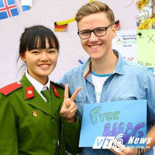 nu-sinh-canh-sat-xinh-xan-dam-me-tinh-nguyen-4