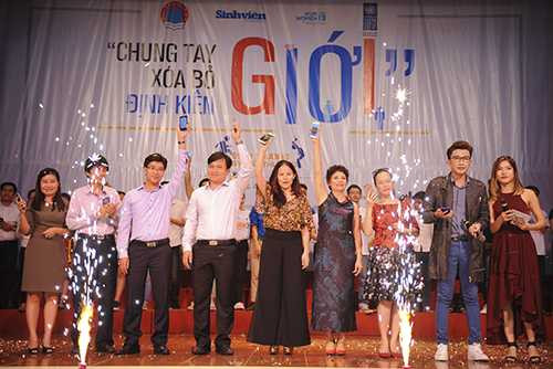 Các đồng chí lãnh đạo cùng đại biểu khách mời nhắn tin ủng hộ cam két