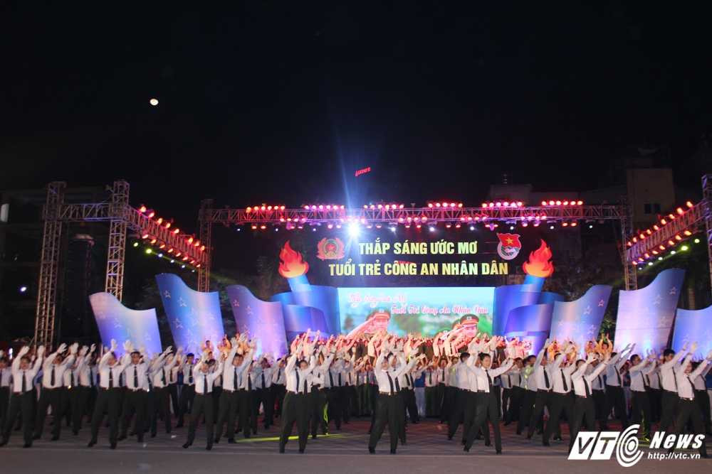 Thap sang uoc mo CAND (1)