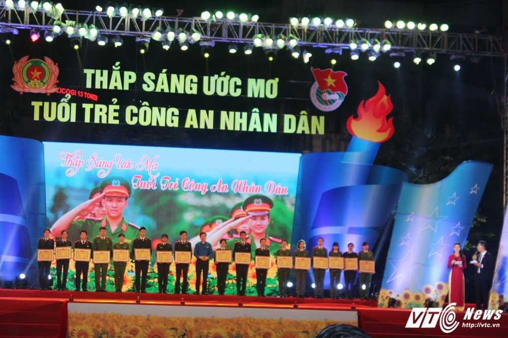 Thap sang uoc mo CAND (17)