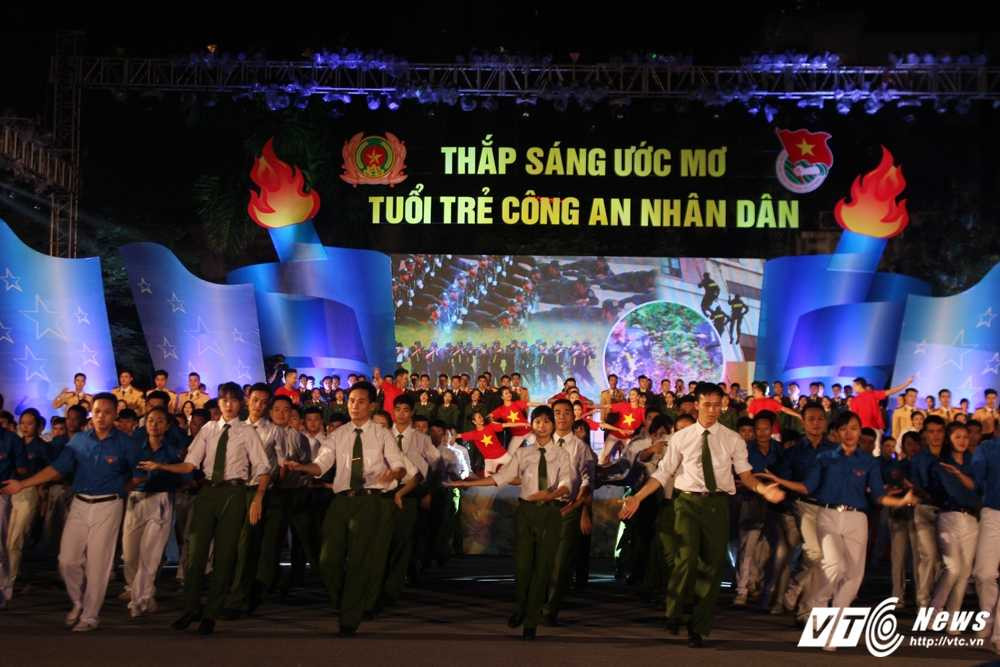 Thap sang uoc mo CAND (23)