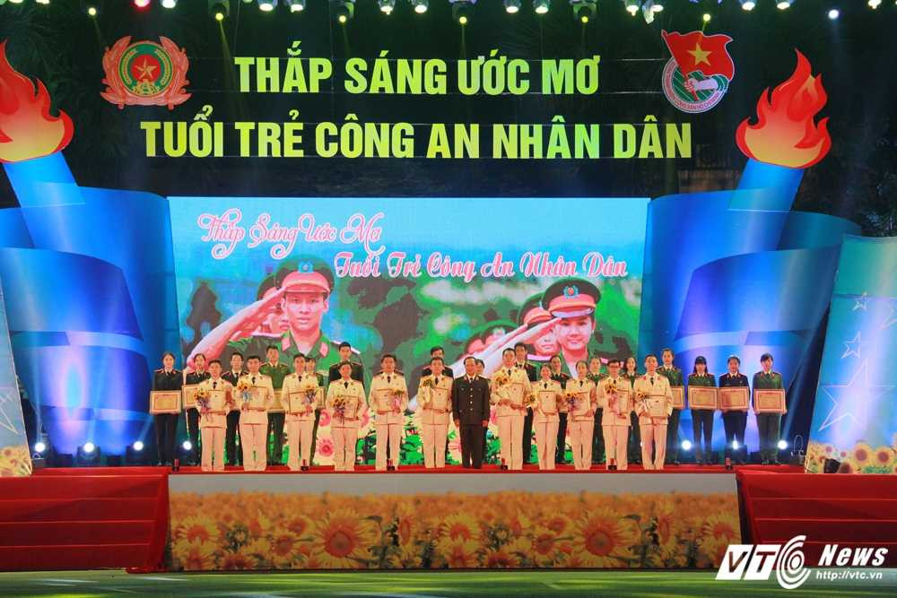 Thap sang uoc mo CAND (5)
