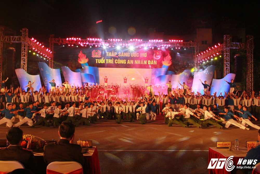 Thap sang uoc mo CAND (7)