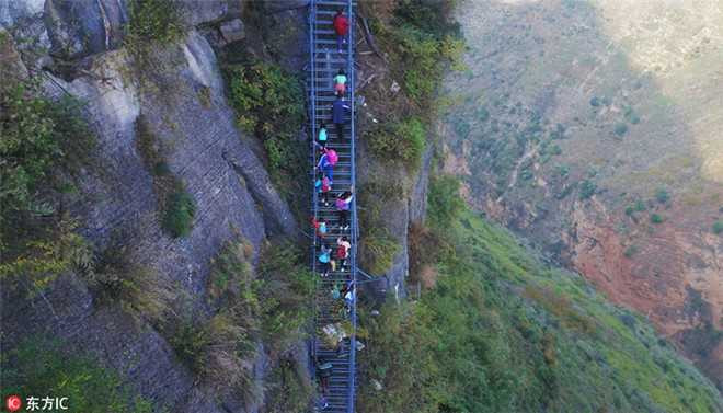 Hoc sinh Trung Quoc leo thang thep vuot vach da den truong hinh anh 1