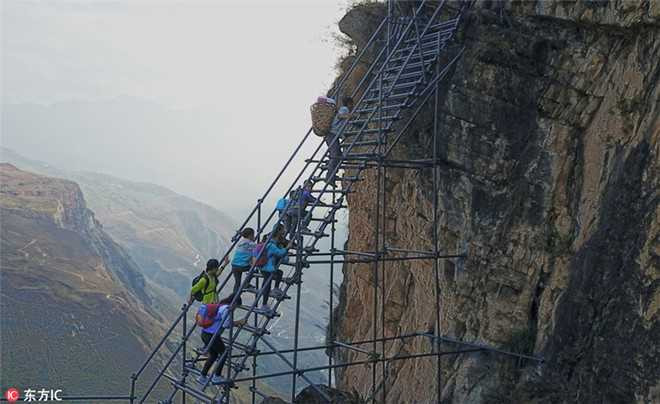 Hoc sinh Trung Quoc leo thang thep vuot vach da den truong hinh anh 4